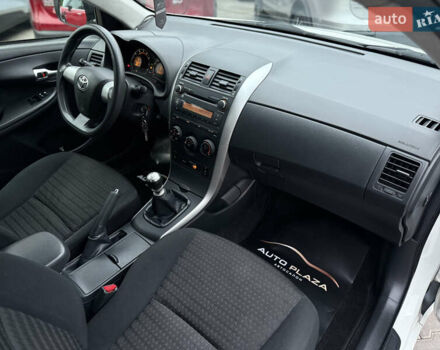 Белый Тойота Королла, объемом двигателя 1.3 л и пробегом 117 тыс. км за 8500 $, фото 31 на Automoto.ua