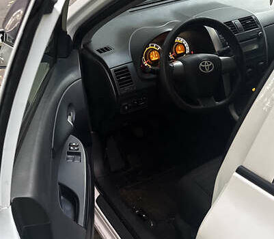 Белый Тойота Королла, объемом двигателя 1.6 л и пробегом 120 тыс. км за 8900 $, фото 4 на Automoto.ua