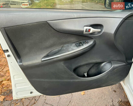 Білий Тойота Королла, об'ємом двигуна 1.33 л та пробігом 302 тис. км за 3999 $, фото 24 на Automoto.ua