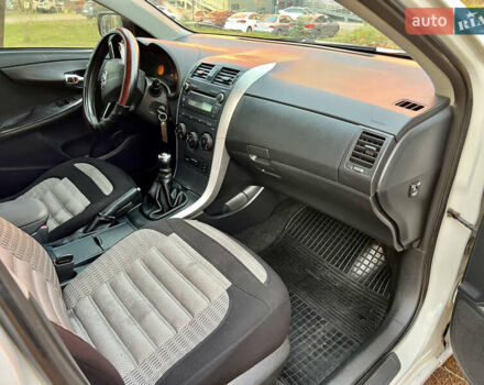 Білий Тойота Королла, об'ємом двигуна 1.33 л та пробігом 302 тис. км за 3999 $, фото 26 на Automoto.ua