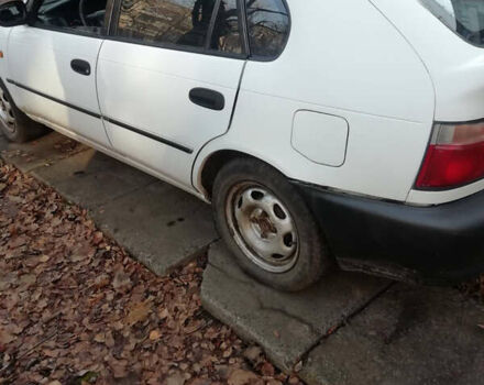 Белый Тойота Королла, объемом двигателя 1.3 л и пробегом 400 тыс. км за 2000 $, фото 2 на Automoto.ua