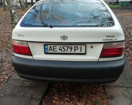 Белый Тойота Королла, объемом двигателя 1.3 л и пробегом 400 тыс. км за 2000 $, фото 1 на Automoto.ua