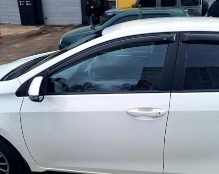 Белый Тойота Королла, объемом двигателя 1.3 л и пробегом 84 тыс. км за 10500 $, фото 1 на Automoto.ua