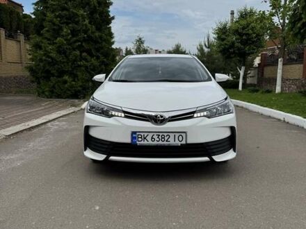 Тойота Королла 2017 у Рівному на Automoto.ua Білий Тойота Королла, об'ємом двигуна 1.33 л та пробігом 146 тис. км за 11450 $, фото 1 на Automoto.ua