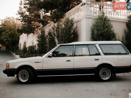 Бежевый Тойота Краун, объемом двигателя 1.99 л и пробегом 270 тыс. км за 10000 $, фото 1 на Automoto.ua