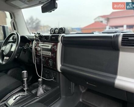 Белый Тойота ФЖ Крузер, объемом двигателя 3.96 л и пробегом 153 тыс. км за 23500 $, фото 18 на Automoto.ua