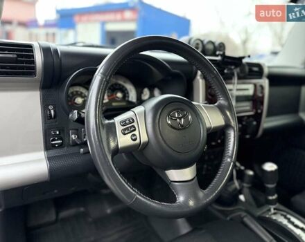 Белый Тойота ФЖ Крузер, объемом двигателя 3.96 л и пробегом 153 тыс. км за 23500 $, фото 9 на Automoto.ua