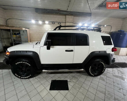 Белый Тойота ФЖ Крузер, объемом двигателя 4 л и пробегом 260 тыс. км за 24000 $, фото 3 на Automoto.ua