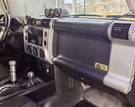 Белый Тойота ФЖ Крузер, объемом двигателя 4 л и пробегом 240 тыс. км за 18500 $, фото 7 на Automoto.ua