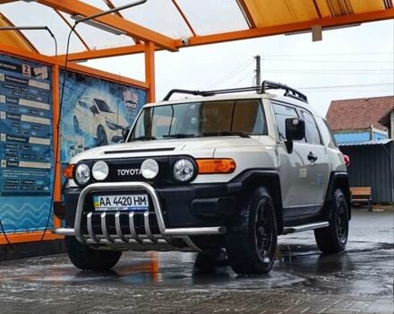 Белый Тойота ФЖ Крузер, объемом двигателя 4 л и пробегом 250 тыс. км за 26000 $, фото 6 на Automoto.ua