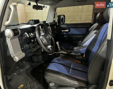 Белый Тойота ФЖ Крузер, объемом двигателя 4 л и пробегом 260 тыс. км за 24000 $, фото 9 на Automoto.ua