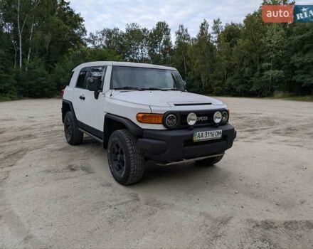 Белый Тойота ФЖ Крузер, объемом двигателя 4 л и пробегом 255 тыс. км за 21000 $, фото 2 на Automoto.ua
