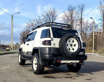 Белый Тойота ФЖ Крузер, объемом двигателя 4 л и пробегом 240 тыс. км за 18500 $, фото 5 на Automoto.ua