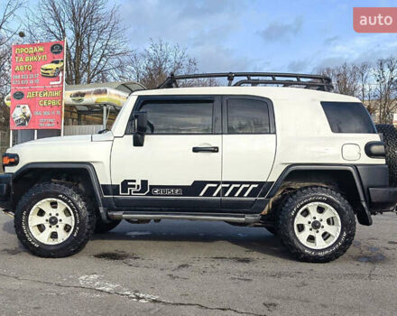 Белый Тойота ФЖ Крузер, объемом двигателя 4 л и пробегом 240 тыс. км за 18500 $, фото 4 на Automoto.ua