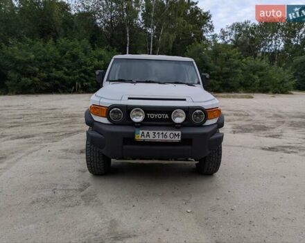 Белый Тойота ФЖ Крузер, объемом двигателя 4 л и пробегом 255 тыс. км за 21000 $, фото 3 на Automoto.ua
