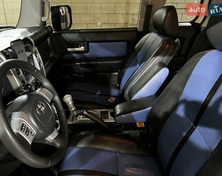 Белый Тойота ФЖ Крузер, объемом двигателя 4 л и пробегом 260 тыс. км за 24000 $, фото 8 на Automoto.ua