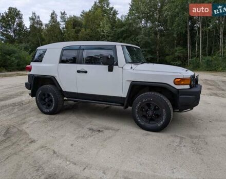 Белый Тойота ФЖ Крузер, объемом двигателя 4 л и пробегом 255 тыс. км за 21000 $, фото 6 на Automoto.ua