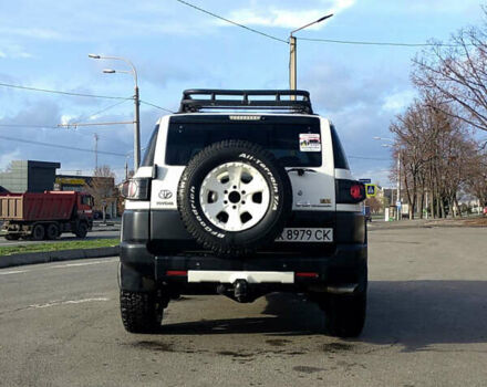 Белый Тойота ФЖ Крузер, объемом двигателя 4 л и пробегом 240 тыс. км за 18500 $, фото 2 на Automoto.ua