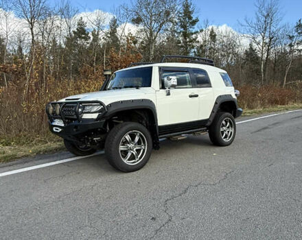 Белый Тойота ФЖ Крузер, объемом двигателя 3.96 л и пробегом 187 тыс. км за 25000 $, фото 4 на Automoto.ua