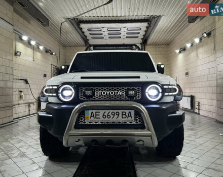 Белый Тойота ФЖ Крузер, объемом двигателя 4 л и пробегом 260 тыс. км за 24000 $, фото 1 на Automoto.ua