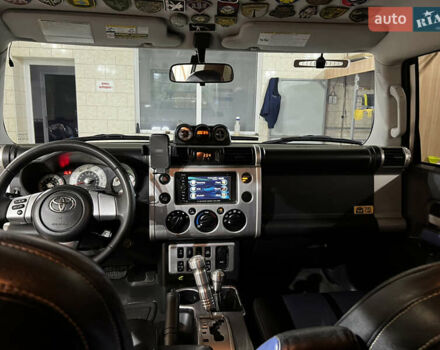 Белый Тойота ФЖ Крузер, объемом двигателя 4 л и пробегом 260 тыс. км за 24000 $, фото 6 на Automoto.ua