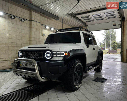 Белый Тойота ФЖ Крузер, объемом двигателя 4 л и пробегом 260 тыс. км за 24000 $, фото 2 на Automoto.ua