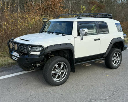 Белый Тойота ФЖ Крузер, объемом двигателя 3.96 л и пробегом 187 тыс. км за 25000 $, фото 3 на Automoto.ua