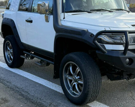 Белый Тойота ФЖ Крузер, объемом двигателя 3.96 л и пробегом 187 тыс. км за 25000 $, фото 2 на Automoto.ua