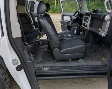 Белый Тойота ФЖ Крузер, объемом двигателя 4 л и пробегом 255 тыс. км за 21000 $, фото 9 на Automoto.ua