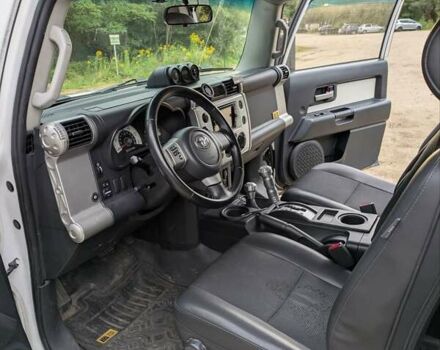 Белый Тойота ФЖ Крузер, объемом двигателя 4 л и пробегом 255 тыс. км за 21000 $, фото 13 на Automoto.ua