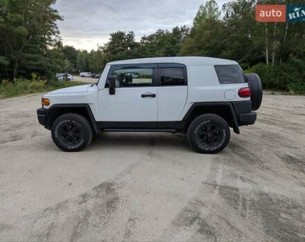 Белый Тойота ФЖ Крузер, объемом двигателя 4 л и пробегом 255 тыс. км за 21000 $, фото 5 на Automoto.ua