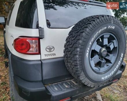 Белый Тойота ФЖ Крузер, объемом двигателя 3.96 л и пробегом 140 тыс. км за 21000 $, фото 2 на Automoto.ua