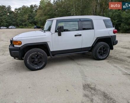 Белый Тойота ФЖ Крузер, объемом двигателя 4 л и пробегом 255 тыс. км за 21000 $, фото 5 на Automoto.ua