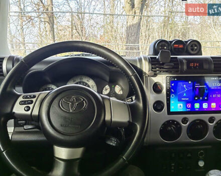 Белый Тойота ФЖ Крузер, объемом двигателя 4 л и пробегом 240 тыс. км за 18500 $, фото 6 на Automoto.ua