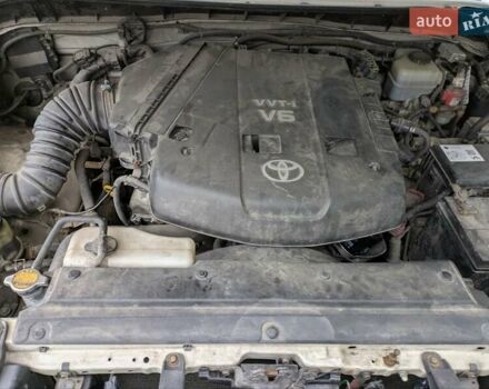 Белый Тойота ФЖ Крузер, объемом двигателя 4 л и пробегом 255 тыс. км за 21000 $, фото 19 на Automoto.ua