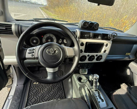 Белый Тойота ФЖ Крузер, объемом двигателя 3.96 л и пробегом 187 тыс. км за 25000 $, фото 10 на Automoto.ua