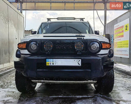 Белый Тойота ФЖ Крузер, объемом двигателя 4 л и пробегом 240 тыс. км за 18500 $, фото 12 на Automoto.ua