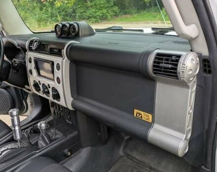 Белый Тойота ФЖ Крузер, объемом двигателя 4 л и пробегом 255 тыс. км за 21000 $, фото 15 на Automoto.ua