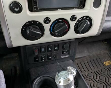 Белый Тойота ФЖ Крузер, объемом двигателя 4 л и пробегом 255 тыс. км за 21000 $, фото 14 на Automoto.ua