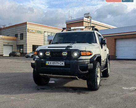 Белый Тойота ФЖ Крузер, объемом двигателя 4 л и пробегом 240 тыс. км за 18500 $, фото 3 на Automoto.ua