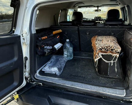 Белый Тойота ФЖ Крузер, объемом двигателя 3.96 л и пробегом 187 тыс. км за 25000 $, фото 6 на Automoto.ua