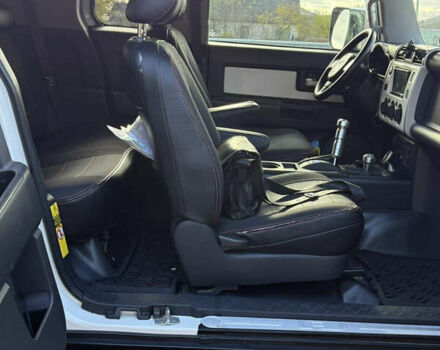 Белый Тойота ФЖ Крузер, объемом двигателя 3.96 л и пробегом 187 тыс. км за 25000 $, фото 9 на Automoto.ua