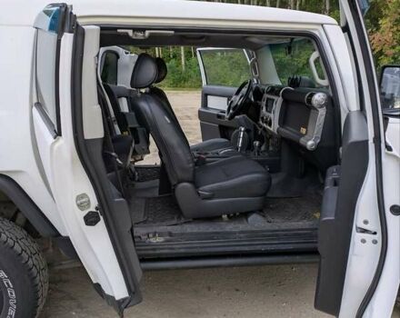 Белый Тойота ФЖ Крузер, объемом двигателя 4 л и пробегом 255 тыс. км за 21000 $, фото 10 на Automoto.ua