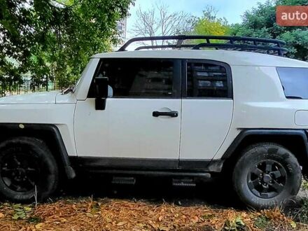 Белый Тойота ФЖ Крузер, объемом двигателя 3.96 л и пробегом 140 тыс. км за 21000 $, фото 1 на Automoto.ua