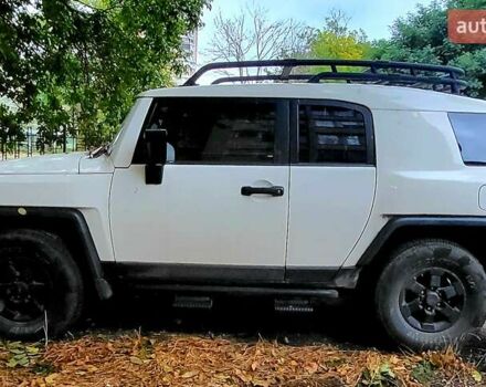 Белый Тойота ФЖ Крузер, объемом двигателя 3.96 л и пробегом 140 тыс. км за 21000 $, фото 1 на Automoto.ua