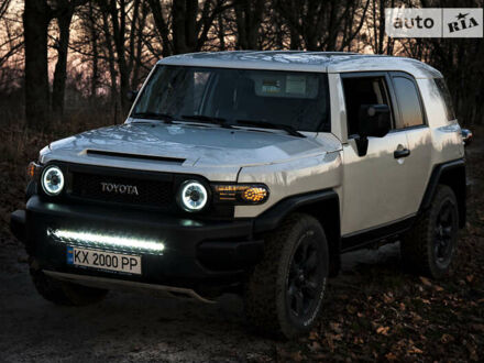 Тойота ФЖ Крузер 2008 у Харкові на Automoto.ua Білий Тойота ФЖ Крузер, об'ємом двигуна 4 л та пробігом 145 тис. км за 23500 $, фото 1 на Automoto.ua