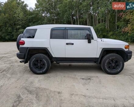 Белый Тойота ФЖ Крузер, объемом двигателя 4 л и пробегом 255 тыс. км за 21000 $, фото 1 на Automoto.ua