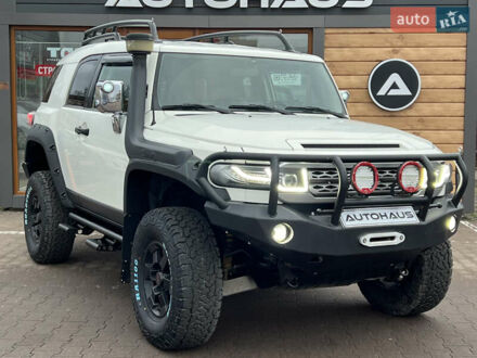 Белый Тойота ФЖ Крузер, объемом двигателя 3.96 л и пробегом 193 тыс. км за 19900 $, фото 1 на Automoto.ua