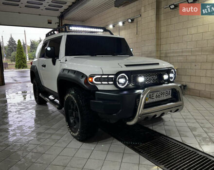 Белый Тойота ФЖ Крузер, объемом двигателя 4 л и пробегом 260 тыс. км за 24000 $, фото 1 на Automoto.ua