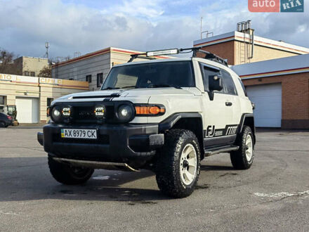 Белый Тойота ФЖ Крузер, объемом двигателя 4 л и пробегом 240 тыс. км за 18500 $, фото 1 на Automoto.ua